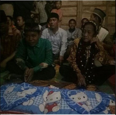 Ini 8 foto pernikahan remaja 16 tahun & nenek 71 tahun yang jadi viral