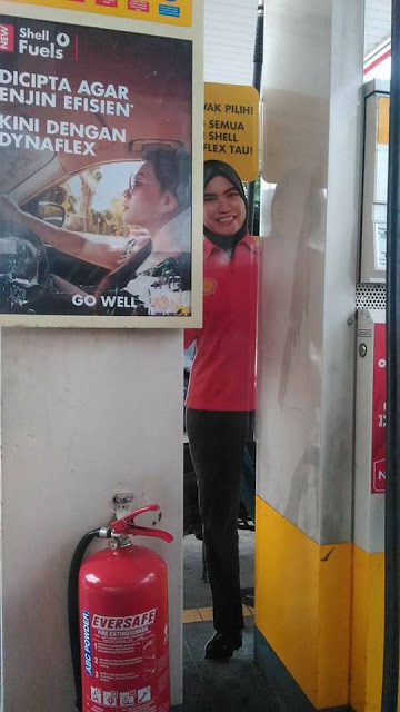 Potret cewek cantik di poster ini jadi bahan aksi cabul pembeli bensin