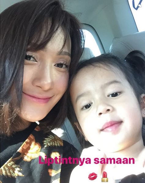 10 Foto kekompakan Artika Sari Devi dan dua putrinya ini sweet abis