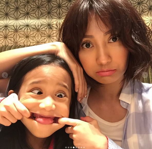 10 Foto kekompakan Artika Sari Devi dan dua putrinya ini sweet abis