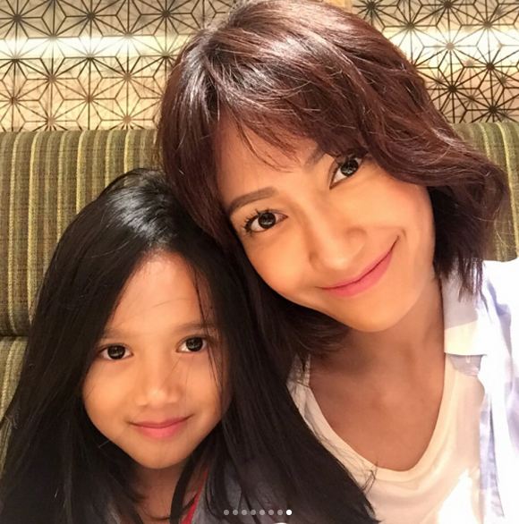 10 Foto kekompakan Artika Sari Devi dan dua putrinya ini sweet abis