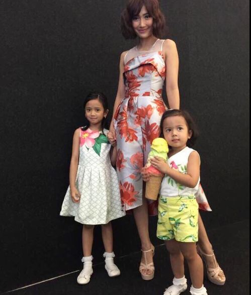 10 Foto kekompakan Artika Sari Devi dan dua putrinya ini sweet abis