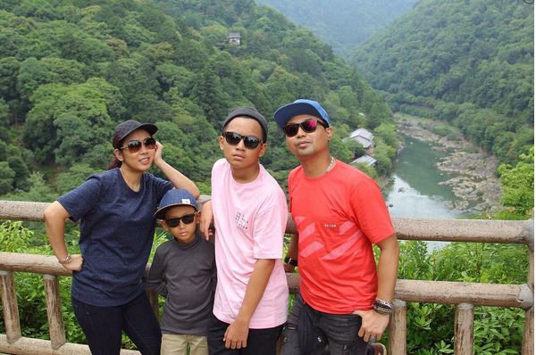 10 Foto liburan Soimah & keluarga yang low profile, tanpa makeup