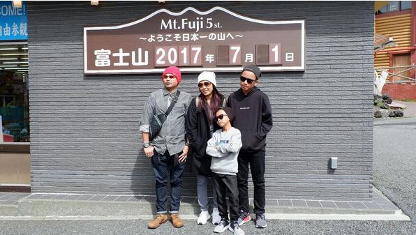 10 Foto liburan Soimah & keluarga yang low profile, tanpa makeup