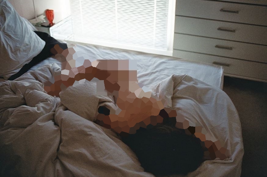 Tidur telanjang & lupa kunci pintu, cewek ini diperkosa teman satu kos