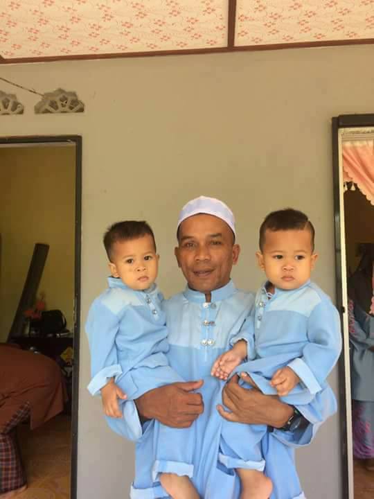 Selain angkat istri, 10 foto tantangan gendong anak kembar ini viral