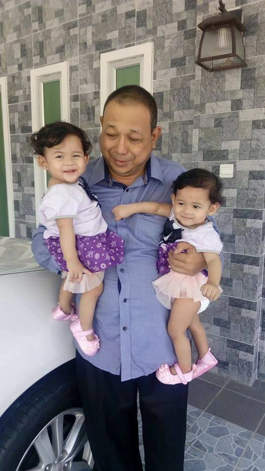 Selain angkat istri, 10 foto tantangan gendong anak kembar ini viral