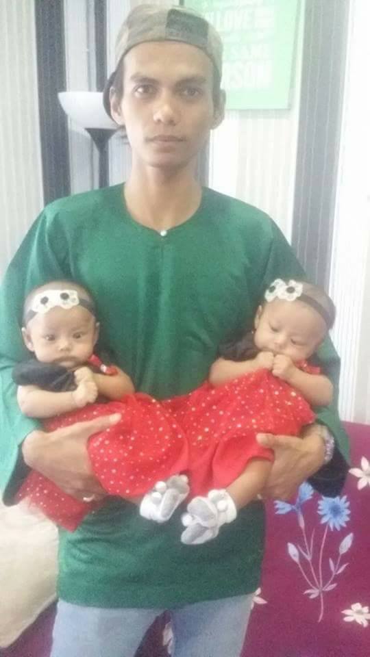 Selain angkat istri, 10 foto tantangan gendong anak kembar ini viral