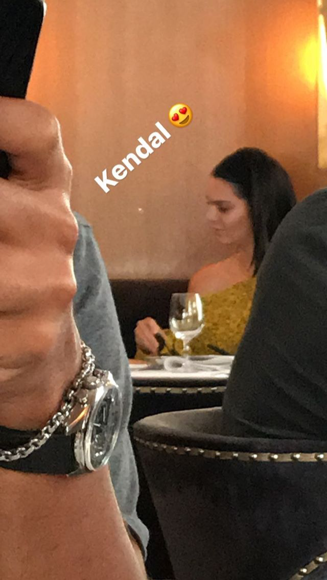 Liburan ke luar negeri, 3 artis Indonesia ini bertemu seleb Hollywood