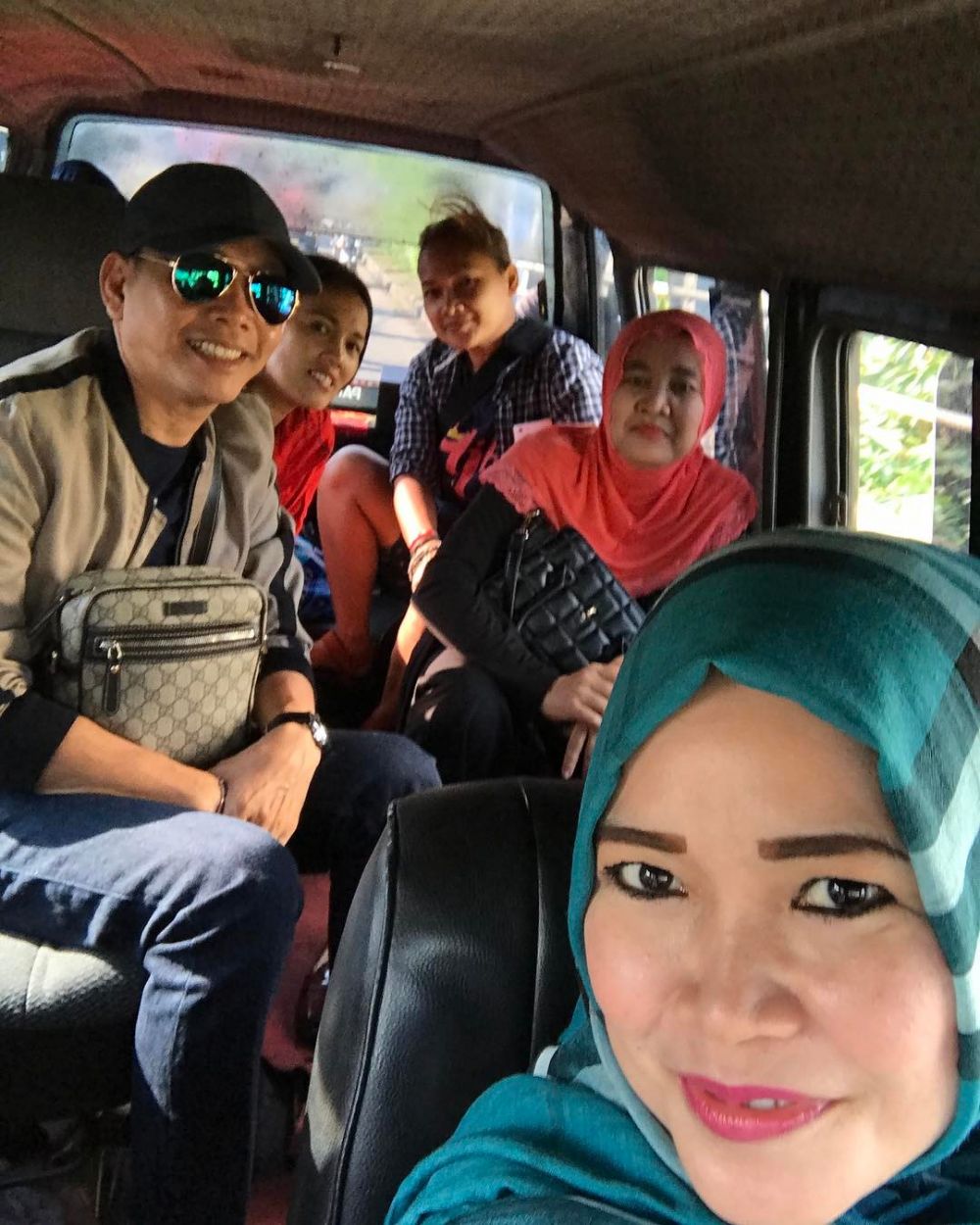 Tak diajak liburan ke luar negeri, ini 5 potret aktivitas orangtua ATT