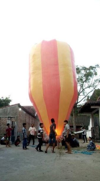 10 Potret balon udara lebaran, tradisi unik yang bahayakan penerbangan