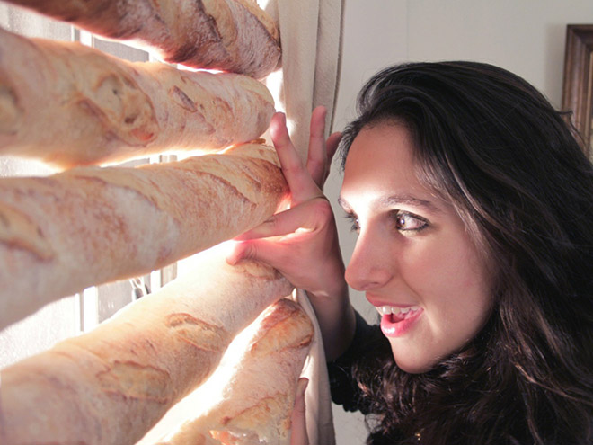 15 Foto fungsi lain roti Prancis ini kocak banget, ngawur parah