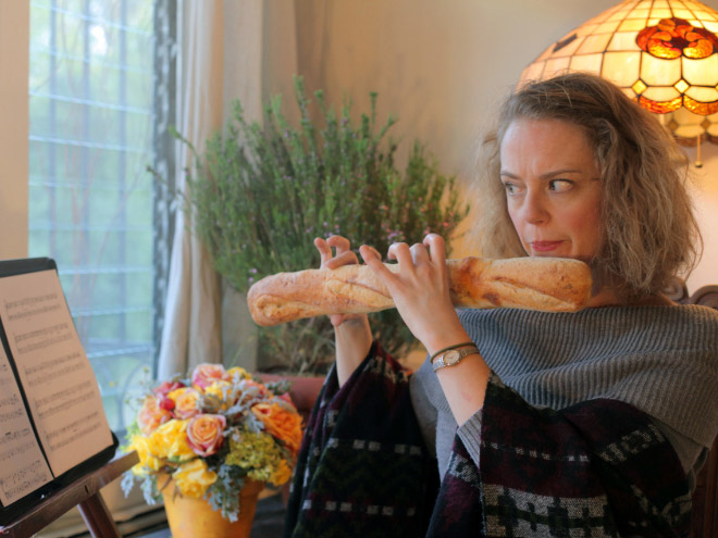 15 Foto fungsi lain roti Prancis ini kocak banget, ngawur parah