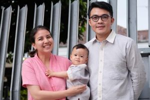 Gendong anak sambil ngepel, ini 10 gaya Tya Ariesta asuh buah hati