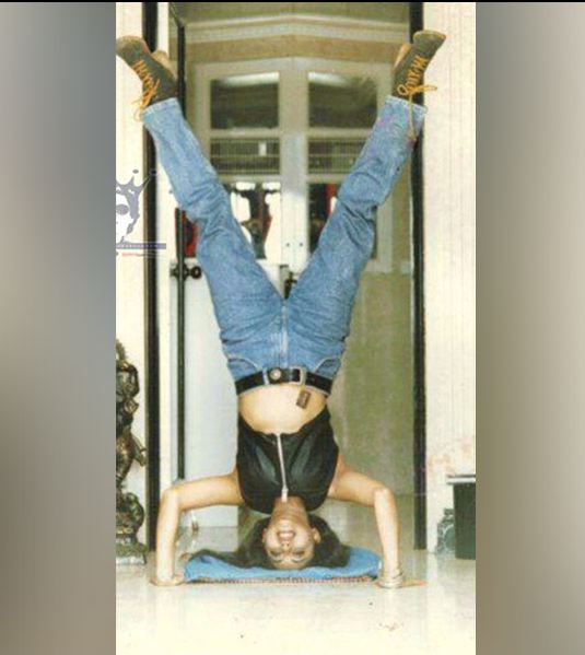 5 Foto bukti Shah Rukh Khan dan keluarganya hobi lakukan headstand