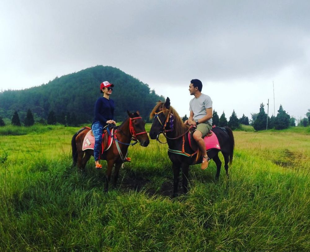 12 Momen mesra Zaskia Gotik dengan kekasih yang akan segera menikah