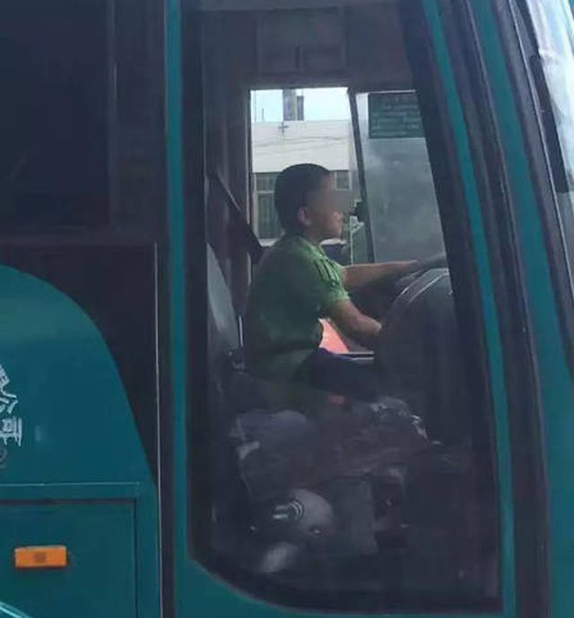 Bak adegan film, bocah 9 tahun ini curi & kendarai bus di tengah kota