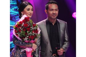 4 Selebriti ini momen lamarannya disiarkan secara langsung di televisi