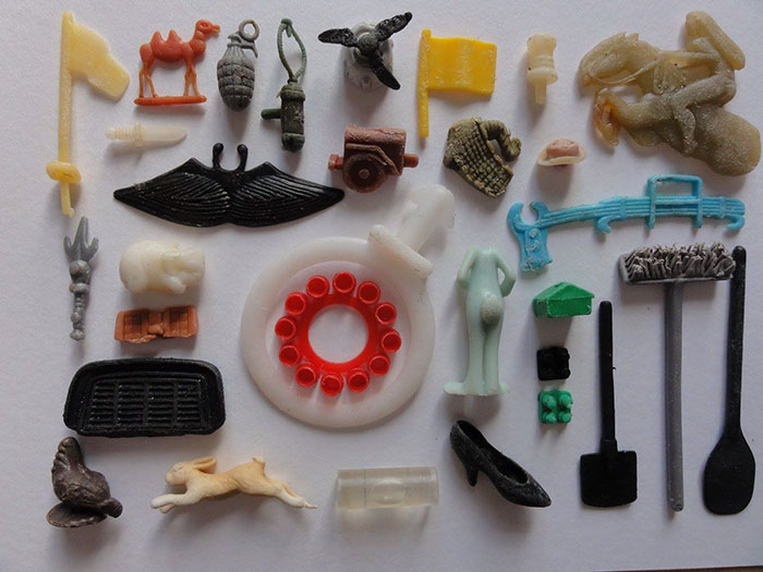10 Foto mainan plastik ini tampak biasa, tapi cerita di baliknya bikin