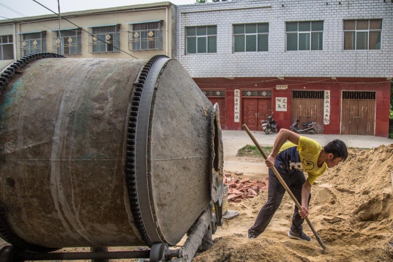 Kisah haru remaja banting tulang demi obati adiknya yang idap leukemia