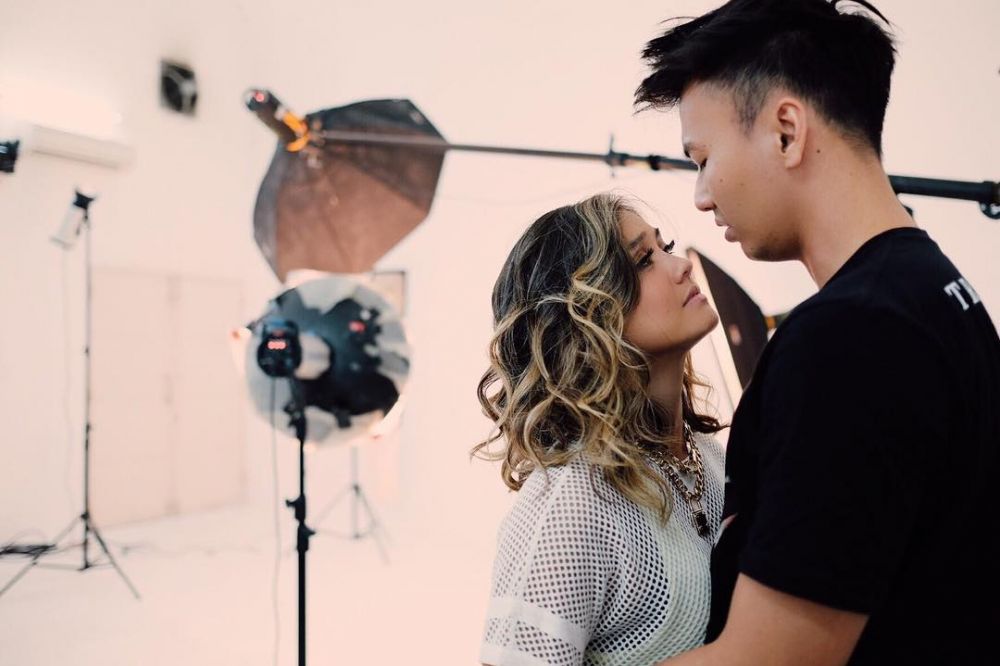 Dikabarkan sudah nikah, ini 13 foto kemesraan Agnez Mo-Wijaya Saputra