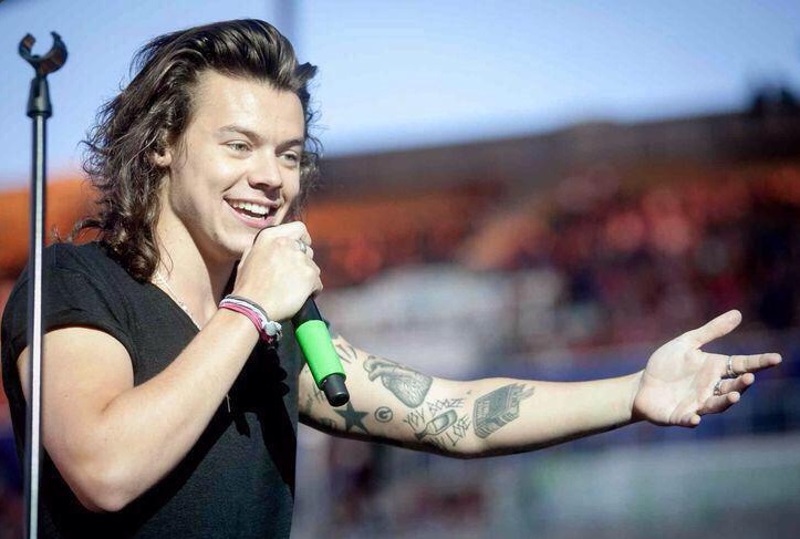 6 Penyanyi top ini pernah dapat lemparan benda saat manggung, duh!