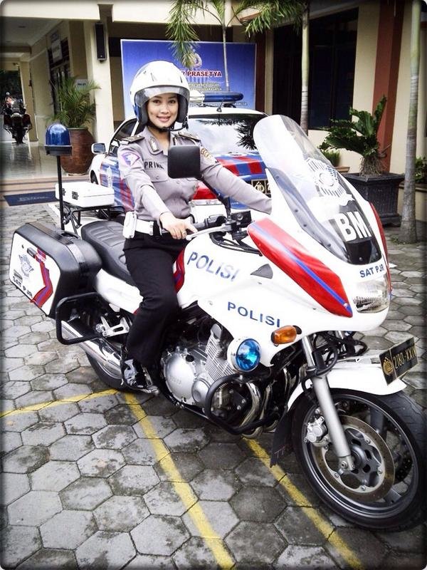 12 Polwan cantik ini jadi pembawa acara berita TV, idola pemirsa