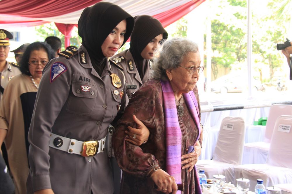 Arogansi istri jenderal masa kini dan kesederhanaan istri Hoegeng