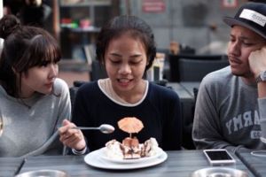 7 Potret kedekatan Gading Marten-Gisel dengan ART-nya, kompak & kocak