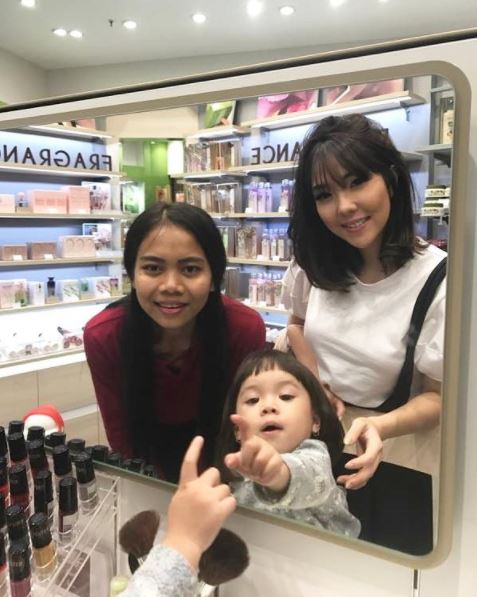 7 Potret kedekatan Gading Marten-Gisel dengan ART-nya, kompak & kocak