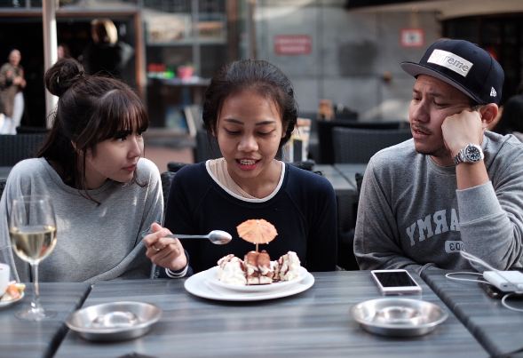 4 Seleb ini ajak ART-nya ikut liburan ke luar negeri, asyik banget ya?