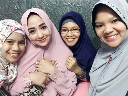 Kerap tampil terbuka, begini penampilan 7 seleb seksi saat berhijab