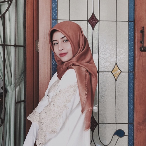 Kerap tampil terbuka, begini penampilan 7 seleb seksi saat berhijab