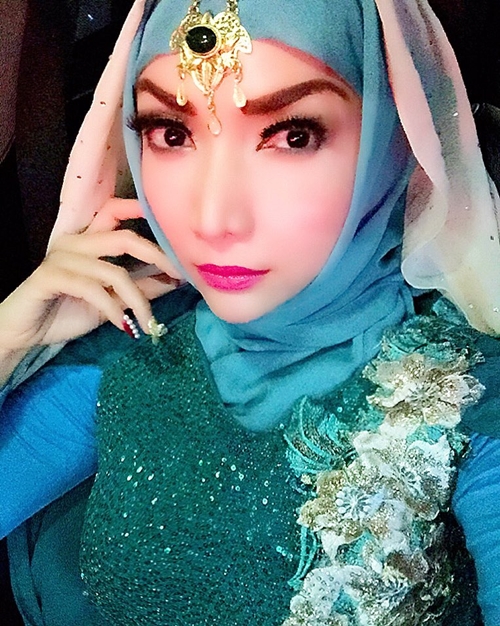 Kerap tampil terbuka, begini penampilan 7 seleb seksi saat berhijab