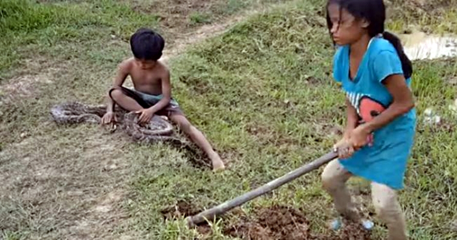 Kisah miris dua anak pencari ular untuk hidupi keluarga