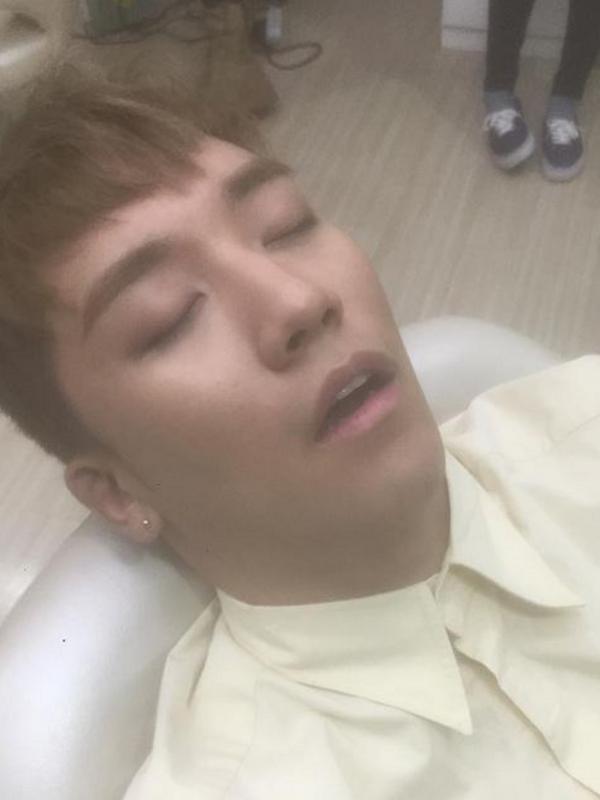 4 Seleb ganteng ini tertangkap kamera tidur mangap, pulas nih