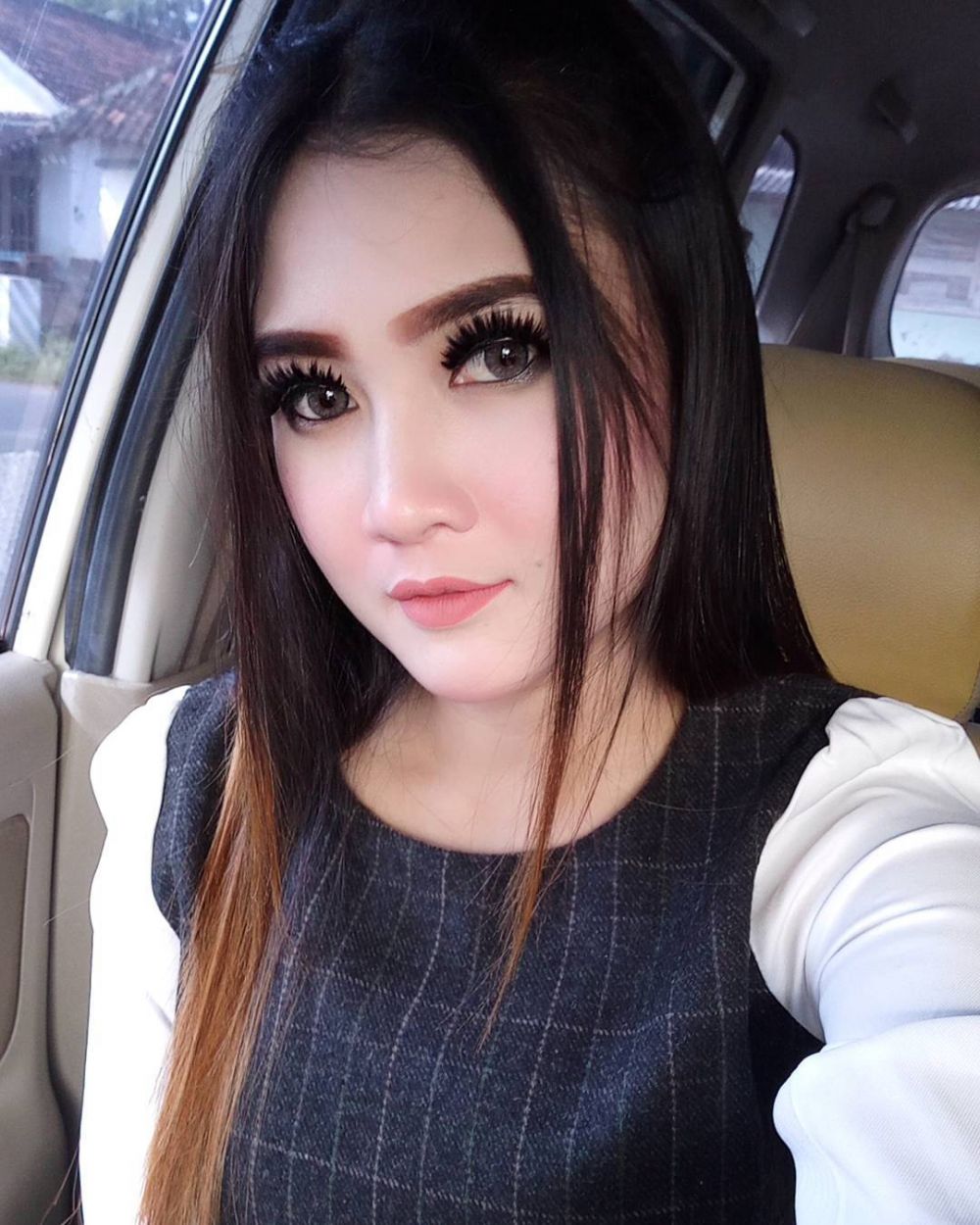 Mengenal Nella Kharisma, biduan cantik 'saingan' Via Vallen