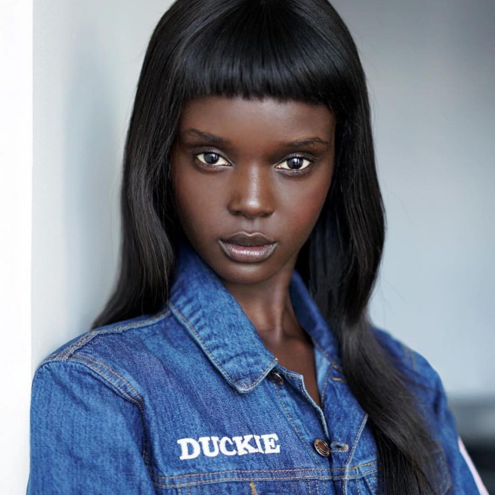 Mirip barbie, model ini tunjukkan kecantikan wanita berkulit legam