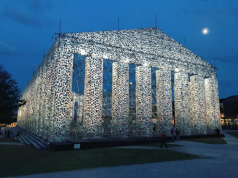 Replika bangunan bersejarah ini dibuat menggunakan 100.000 buku, wow!