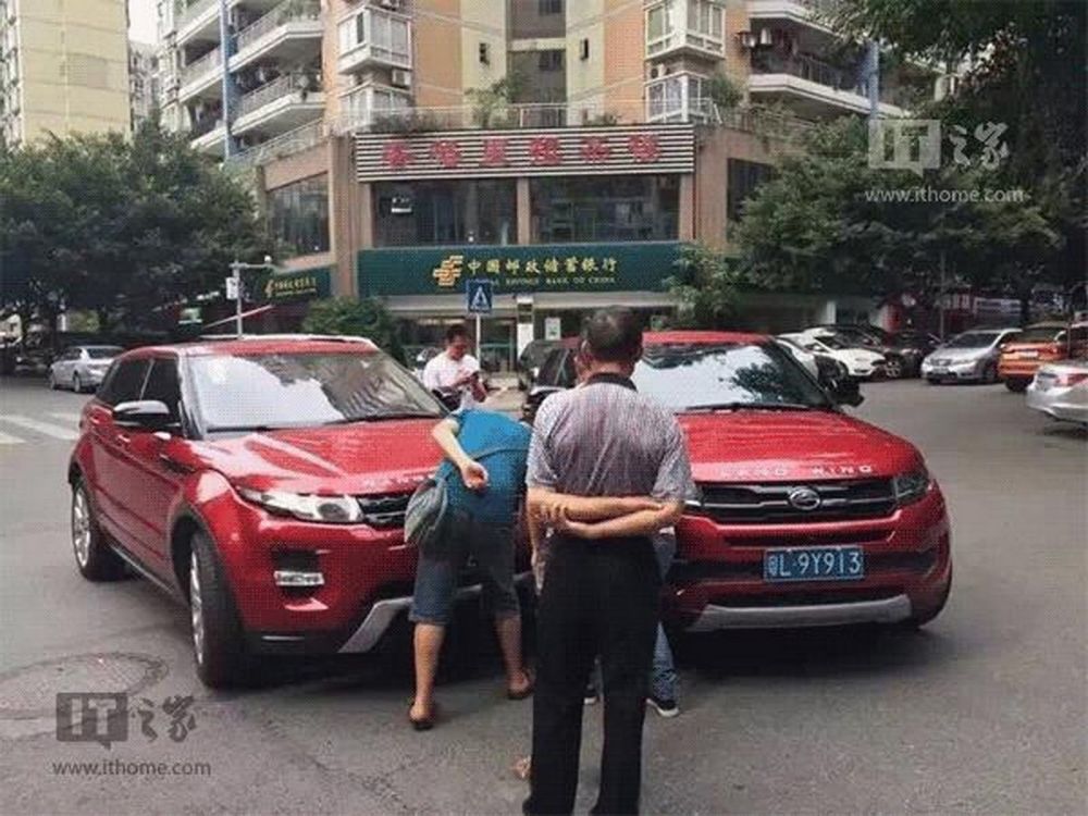 Begini jadinya kalau Range Rover KW dan aslinya bertabrakan, duh