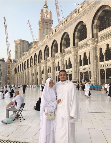 8 Foto romantis Gilang Dirga dan istri saat di negara Timur Tengah