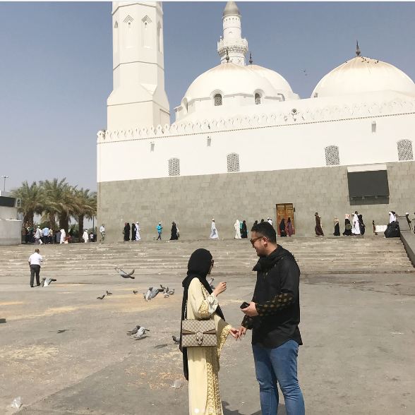 8 Foto romantis Gilang Dirga dan istri saat di negara Timur Tengah