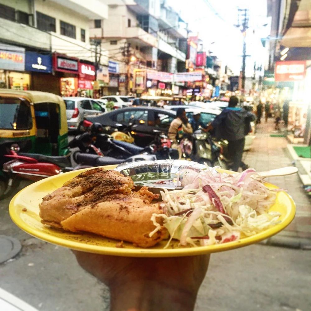 Unik, cowok ini selalu makan di piring kuning saat keliling India