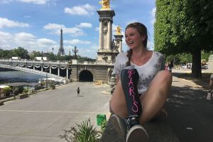 Cewek ini keliling Eropa dengan 1 kaki, alat bantunya jadi sorotan