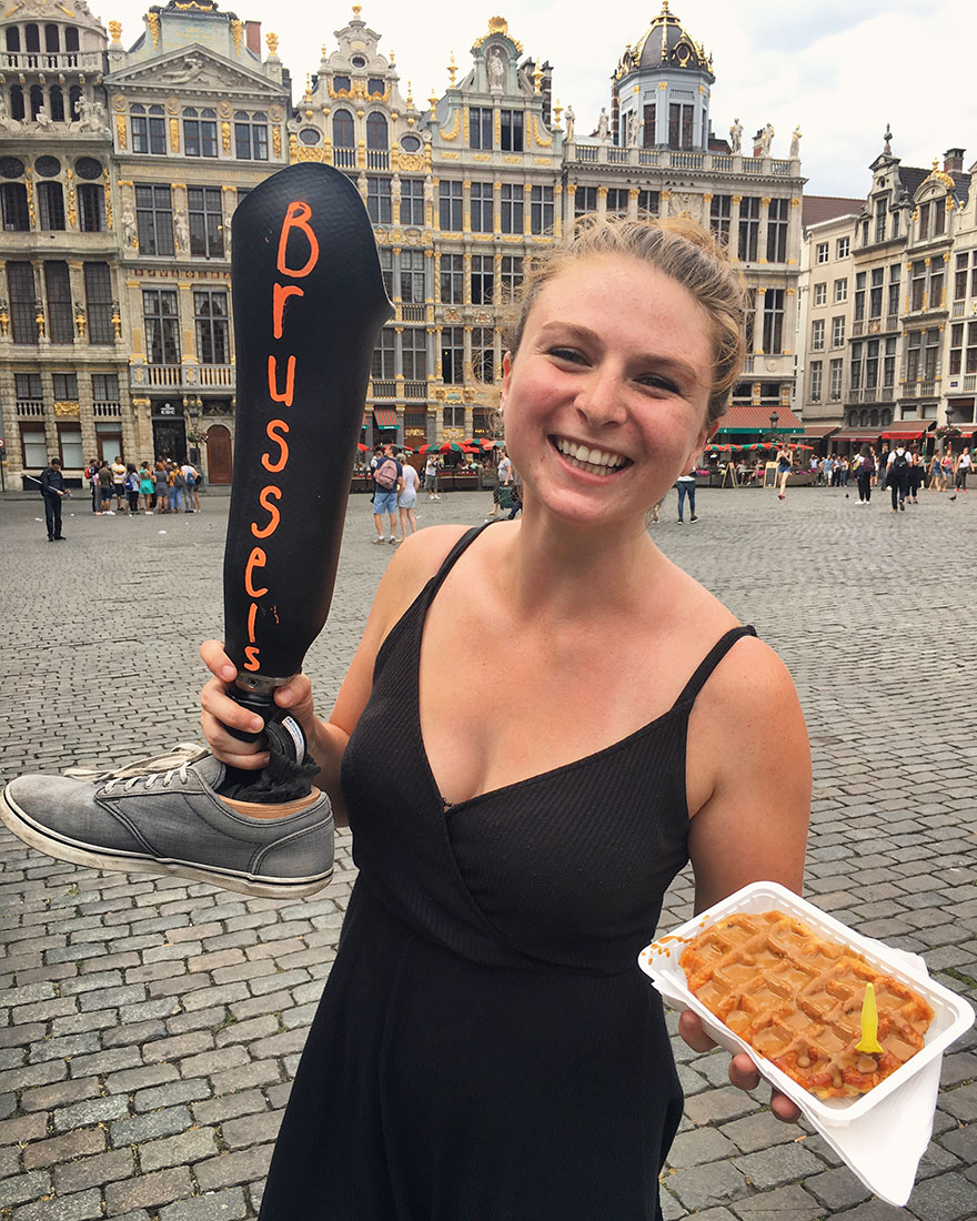 Cewek ini keliling Eropa dengan 1 kaki, alat bantunya jadi sorotan