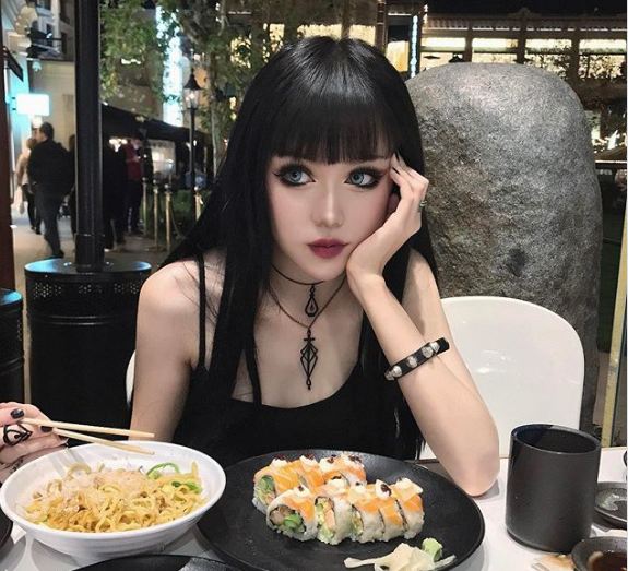 Kina Shen, satu lagi cewek asal China yang cantik bak boneka porselen