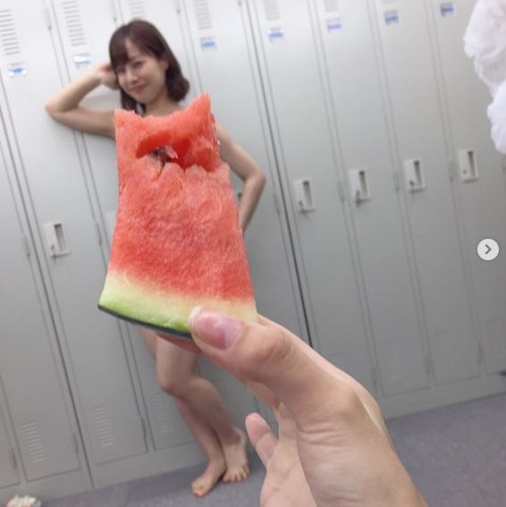 Ganti baju bayi & dewasa pakai semangka, tren ini juga viral di Jepang