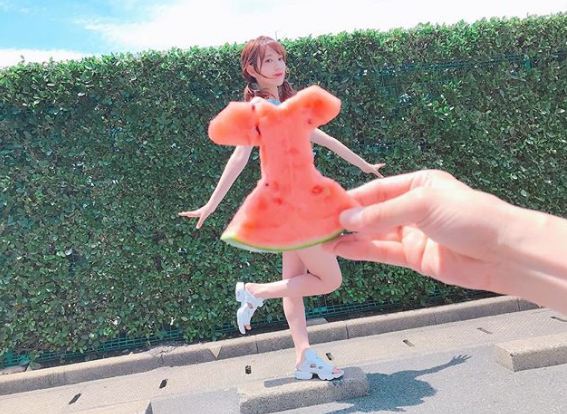 Ganti baju bayi & dewasa pakai semangka, tren ini juga viral di Jepang