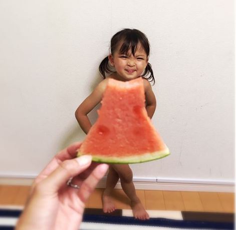 Ganti baju bayi & dewasa pakai semangka, tren ini juga viral di Jepang