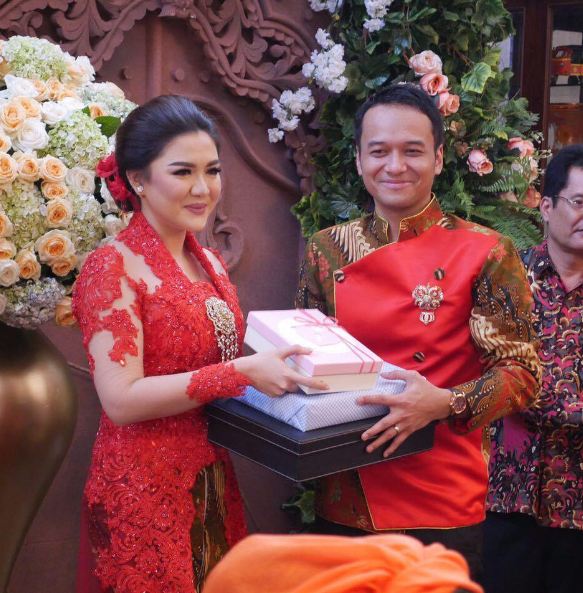 Tertutup soal asmara, Vicky Shu diam-diam sudah dilamar kekasih